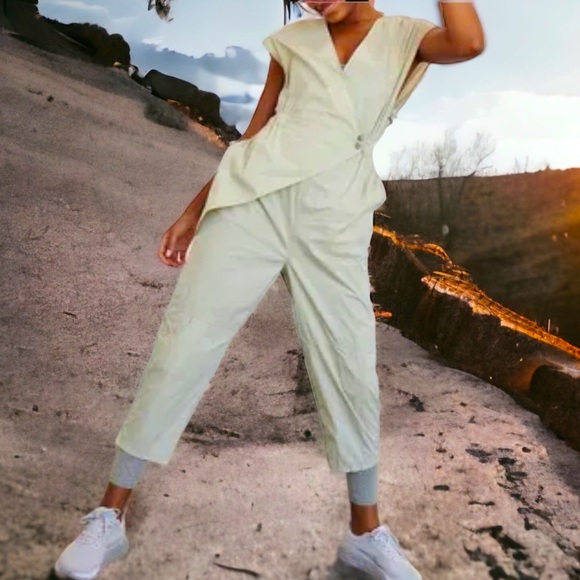 New Free People Movement Road Ahead Onesie M 8 / 10 Khaki Beige Cropped Jumpsuit - Picture 1 of 7